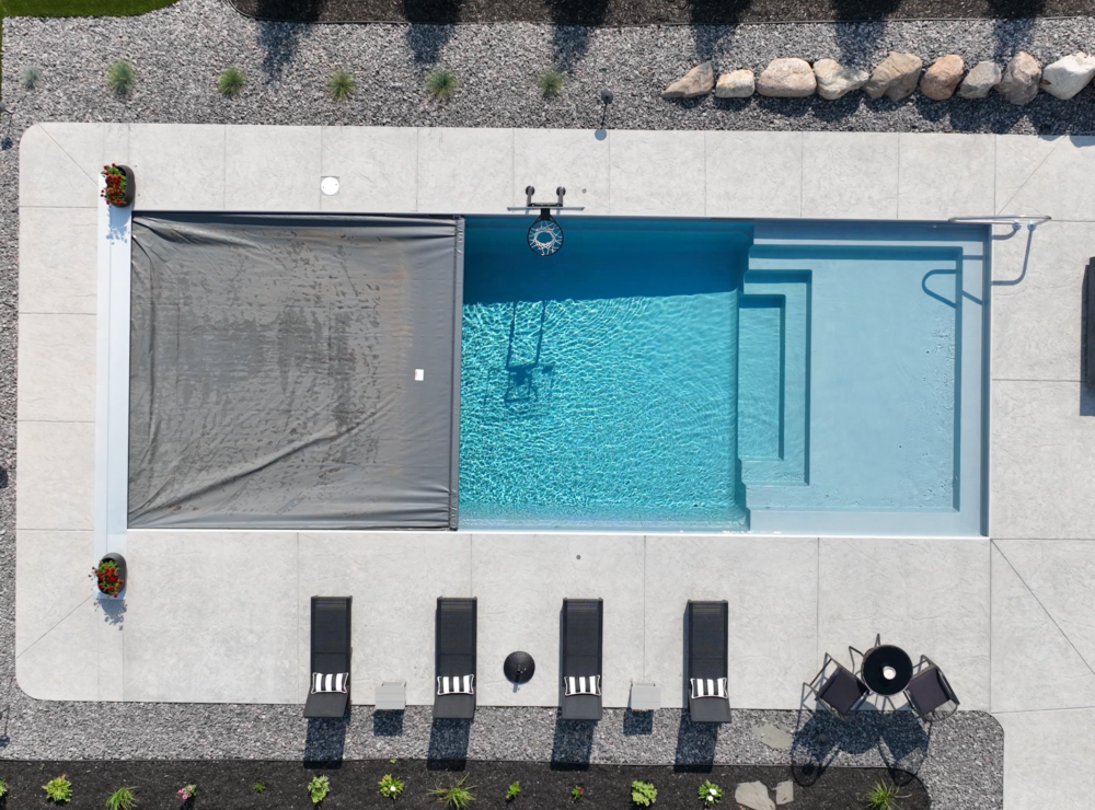 No momento, você está visualizando Qual cobertura de piscina é a certa para você? A cobertura automática versus a cobertura de segurança.