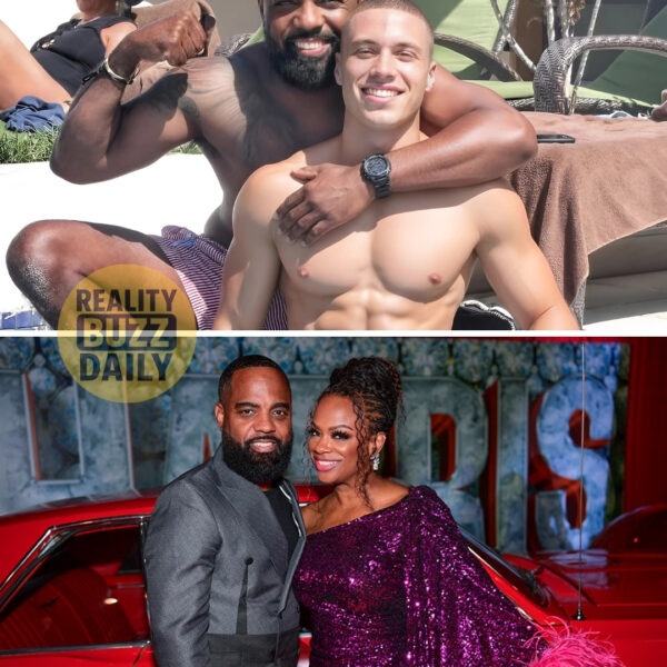 Desdobramento em RHOA: Todd Tucker surpreende ao assumir relacionamento com parceiro do mesmo sexo, gerando reações intensas nos bastidores. Fontes revelam que a notícia reabriu feridas antigas de seu casamento com Kandi Burruss, sugerindo que a separação foi mais complexa do que se pensava e que Todd vivia uma vida dupla antes das câmeras pararem de gravar. Enquanto alguns aplaudem sua coragem, outros insinuam que o momento não é acidental, apontando tensões não resolvidas e traições não ditas. À medida que a especulação cresce nas redes sociais, uma coisa é certa: esta revelação pode mudar tudo o que os fãs achavam que sabiam sobre um dos relacionamentos mais analisados de RHOA.